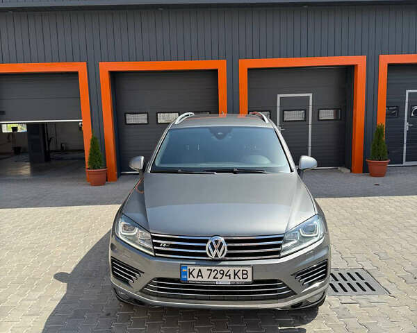 Серый Фольксваген Туарег, объемом двигателя 2.97 л и пробегом 191 тыс. км за 29300 $, фото 1 на Automoto.ua