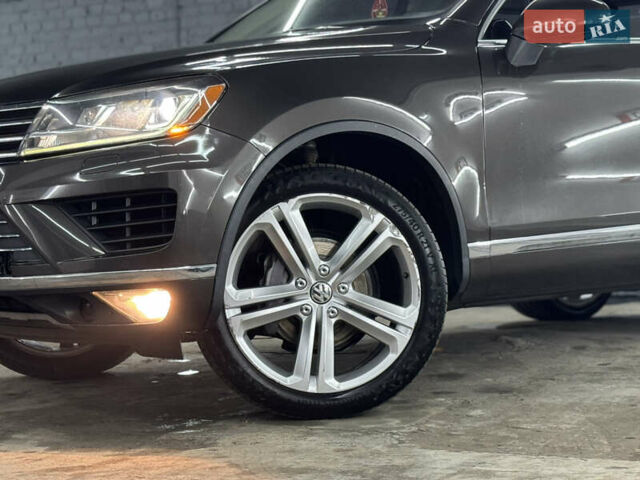 Сірий Фольксваген Туарег, об'ємом двигуна 3.6 л та пробігом 240 тис. км за 17800 $, фото 5 на Automoto.ua