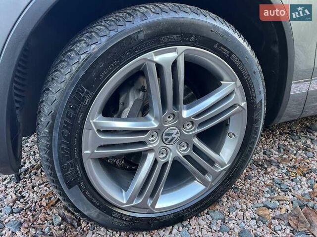 Серый Фольксваген Туарег, объемом двигателя 2.97 л и пробегом 191 тыс. км за 33999 $, фото 61 на Automoto.ua