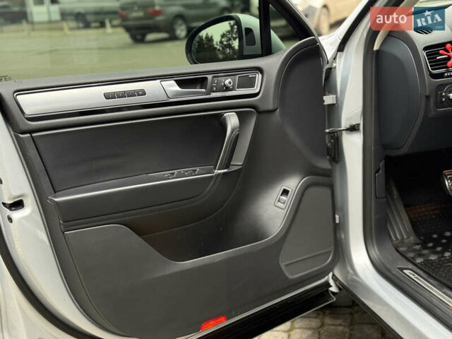 Сірий Фольксваген Туарег, об'ємом двигуна 3 л та пробігом 235 тис. км за 27500 $, фото 23 на Automoto.ua