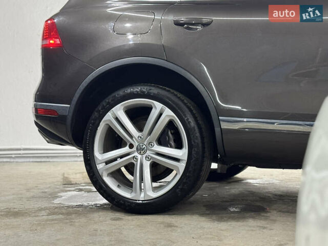 Сірий Фольксваген Туарег, об'ємом двигуна 3.6 л та пробігом 240 тис. км за 17800 $, фото 7 на Automoto.ua