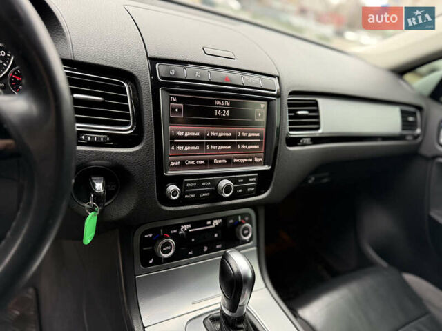 Сірий Фольксваген Туарег, об'ємом двигуна 3 л та пробігом 235 тис. км за 27500 $, фото 31 на Automoto.ua