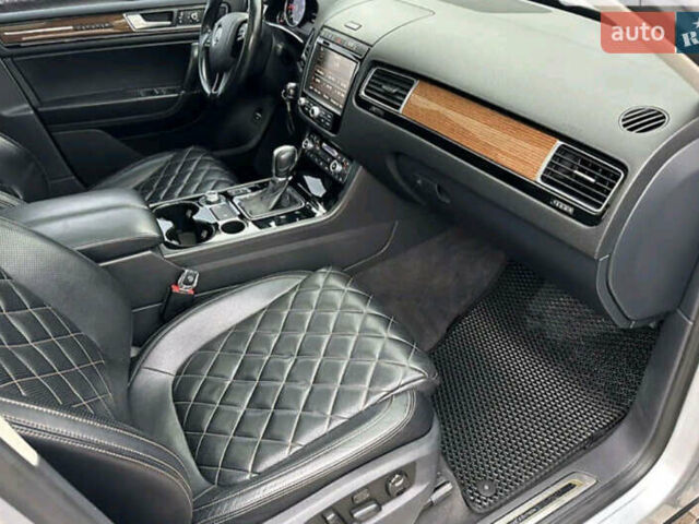 Серый Фольксваген Туарег, объемом двигателя 2.97 л и пробегом 268 тыс. км за 24439 $, фото 8 на Automoto.ua