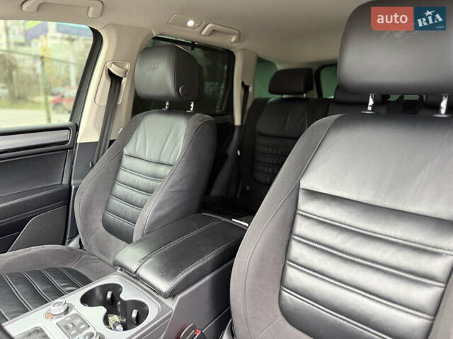 Сірий Фольксваген Туарег, об'ємом двигуна 3 л та пробігом 235 тис. км за 27500 $, фото 32 на Automoto.ua