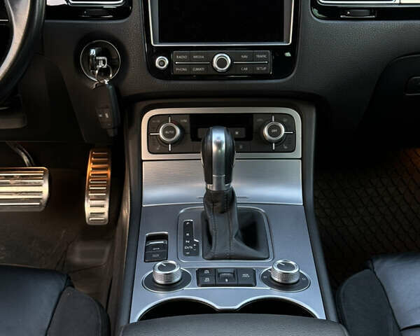 Серый Фольксваген Туарег, объемом двигателя 3 л и пробегом 149 тыс. км за 36000 $, фото 35 на Automoto.ua