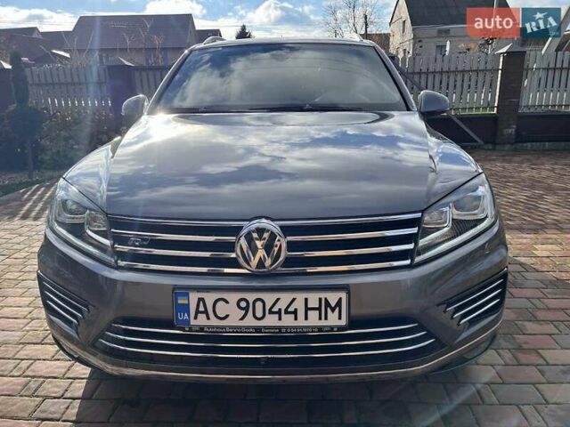 Серый Фольксваген Туарег, объемом двигателя 2.97 л и пробегом 191 тыс. км за 33999 $, фото 2 на Automoto.ua