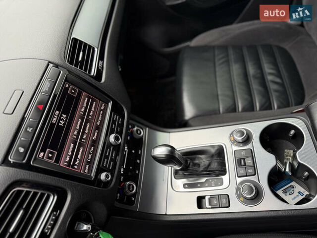 Сірий Фольксваген Туарег, об'ємом двигуна 3 л та пробігом 235 тис. км за 27500 $, фото 30 на Automoto.ua