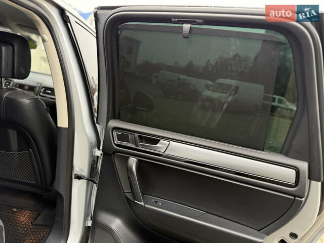 Сірий Фольксваген Туарег, об'ємом двигуна 3 л та пробігом 235 тис. км за 27500 $, фото 41 на Automoto.ua