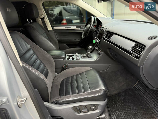 Сірий Фольксваген Туарег, об'ємом двигуна 3 л та пробігом 235 тис. км за 27500 $, фото 45 на Automoto.ua