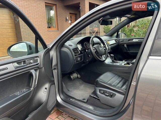 Серый Фольксваген Туарег, объемом двигателя 2.97 л и пробегом 191 тыс. км за 33999 $, фото 20 на Automoto.ua