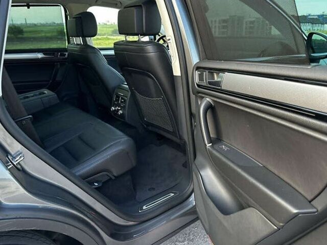 Серый Фольксваген Туарег, объемом двигателя 3 л и пробегом 139 тыс. км за 23200 $, фото 21 на Automoto.ua