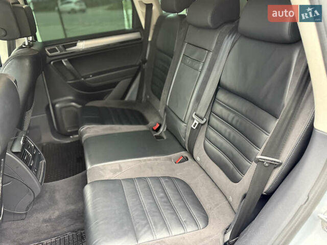 Сірий Фольксваген Туарег, об'ємом двигуна 3 л та пробігом 235 тис. км за 27500 $, фото 36 на Automoto.ua