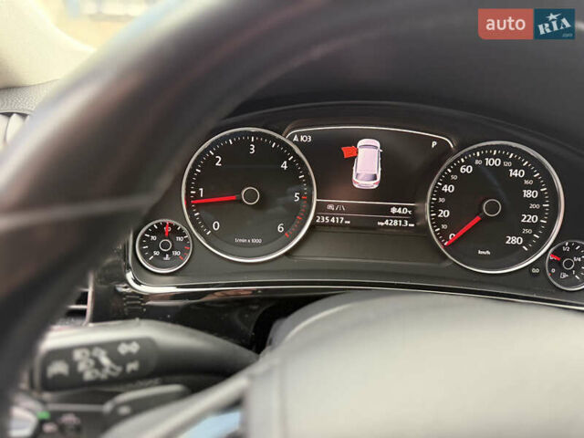 Сірий Фольксваген Туарег, об'ємом двигуна 3 л та пробігом 235 тис. км за 27500 $, фото 29 на Automoto.ua