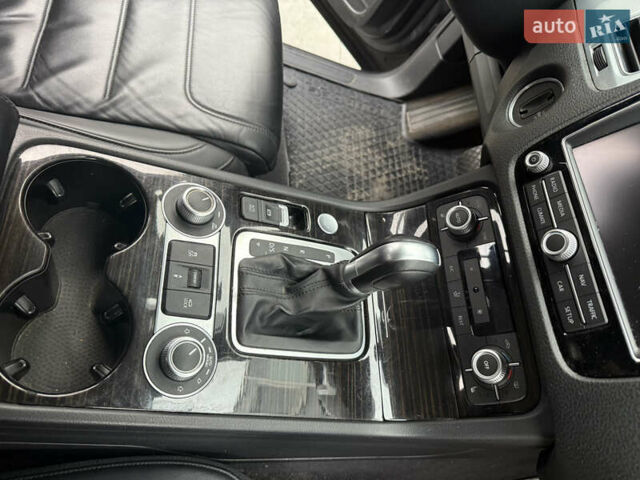 Сірий Фольксваген Туарег, об'ємом двигуна 2.97 л та пробігом 106 тис. км за 32800 $, фото 13 на Automoto.ua