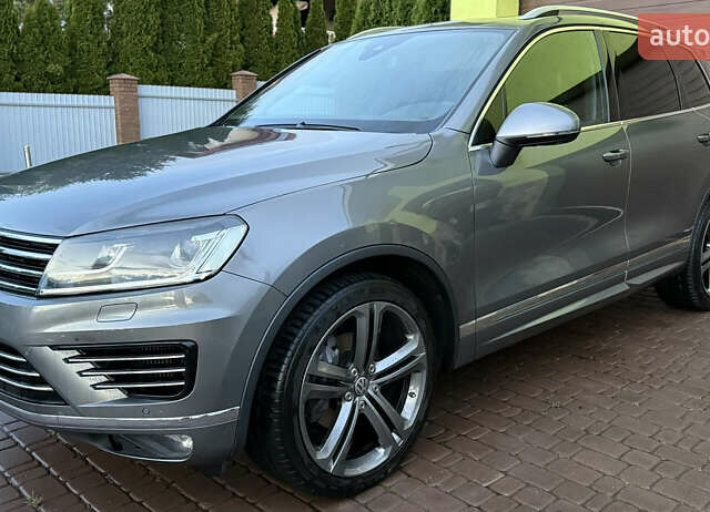 Серый Фольксваген Туарег, объемом двигателя 3 л и пробегом 267 тыс. км за 35000 $, фото 1 на Automoto.ua