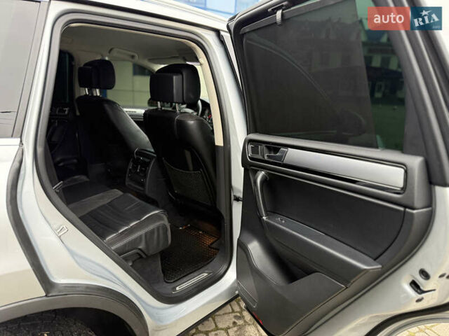 Сірий Фольксваген Туарег, об'ємом двигуна 3 л та пробігом 235 тис. км за 27500 $, фото 40 на Automoto.ua