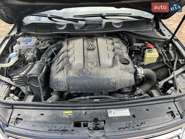 Серый Фольксваген Туарег, объемом двигателя 2.97 л и пробегом 191 тыс. км за 33999 $, фото 17 на Automoto.ua