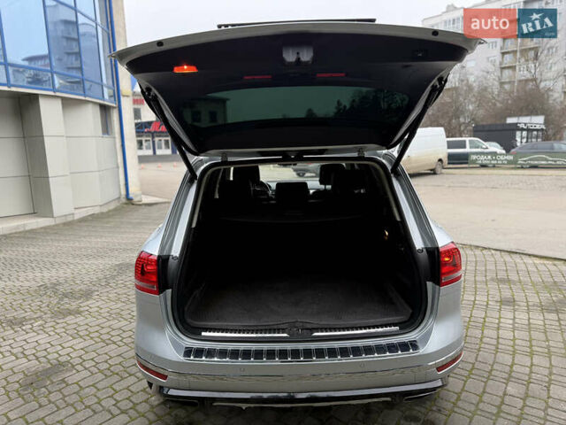 Сірий Фольксваген Туарег, об'ємом двигуна 3 л та пробігом 235 тис. км за 27500 $, фото 37 на Automoto.ua