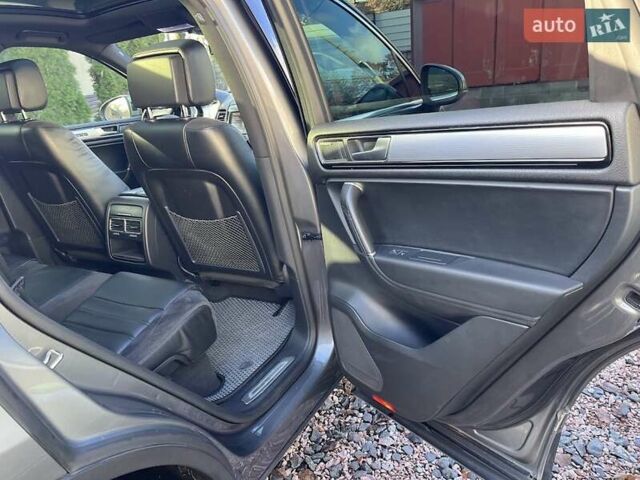 Серый Фольксваген Туарег, объемом двигателя 2.97 л и пробегом 191 тыс. км за 33999 $, фото 48 на Automoto.ua