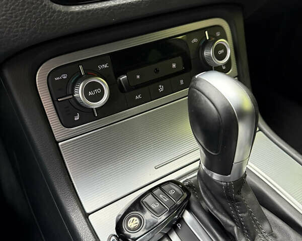 Серый Фольксваген Туарег, объемом двигателя 3 л и пробегом 267 тыс. км за 35000 $, фото 22 на Automoto.ua