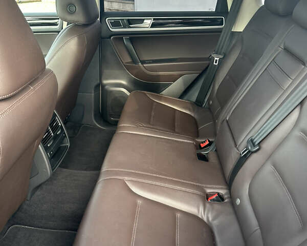 Серый Фольксваген Туарег, объемом двигателя 3 л и пробегом 230 тыс. км за 32000 $, фото 9 на Automoto.ua