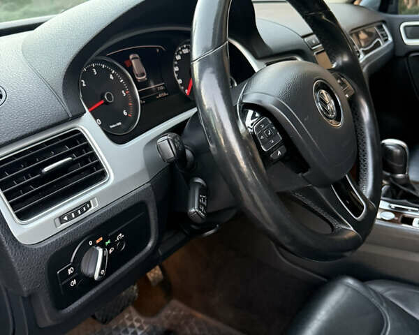 Серый Фольксваген Туарег, объемом двигателя 2.97 л и пробегом 139 тыс. км за 33900 $, фото 40 на Automoto.ua