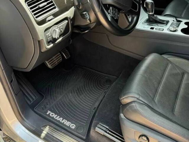 Серый Фольксваген Туарег, объемом двигателя 3.6 л и пробегом 76 тыс. км за 4900 $, фото 9 на Automoto.ua