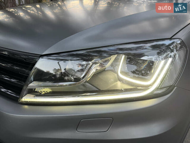 Серый Фольксваген Туарег, объемом двигателя 3 л и пробегом 123 тыс. км за 33333 $, фото 28 на Automoto.ua