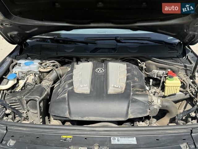 Серый Фольксваген Туарег, объемом двигателя 3 л и пробегом 223 тыс. км за 30000 $, фото 19 на Automoto.ua