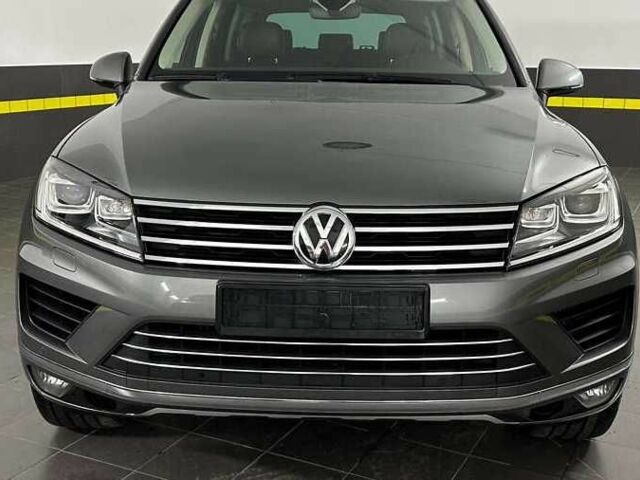 Серый Фольксваген Туарег, объемом двигателя 3 л и пробегом 130 тыс. км за 24000 $, фото 2 на Automoto.ua