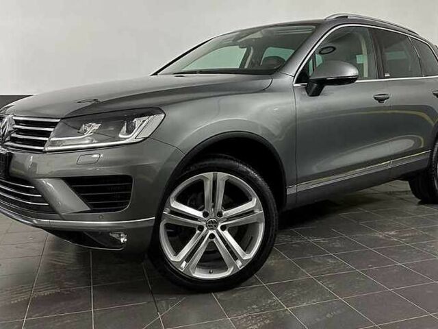 Серый Фольксваген Туарег, объемом двигателя 3 л и пробегом 130 тыс. км за 24000 $, фото 1 на Automoto.ua