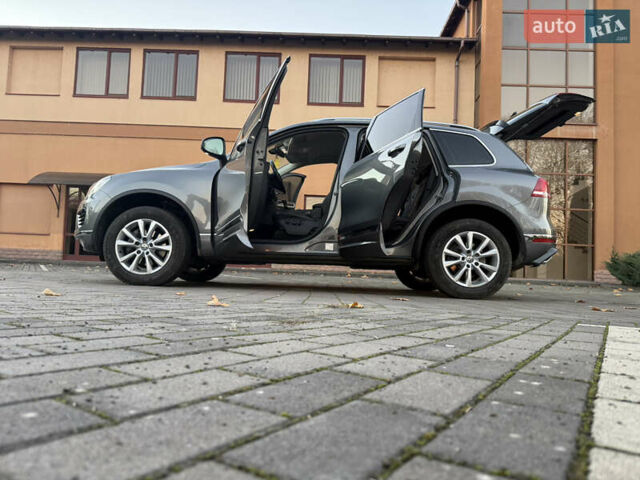 Серый Фольксваген Туарег, объемом двигателя 2.97 л и пробегом 139 тыс. км за 33900 $, фото 44 на Automoto.ua