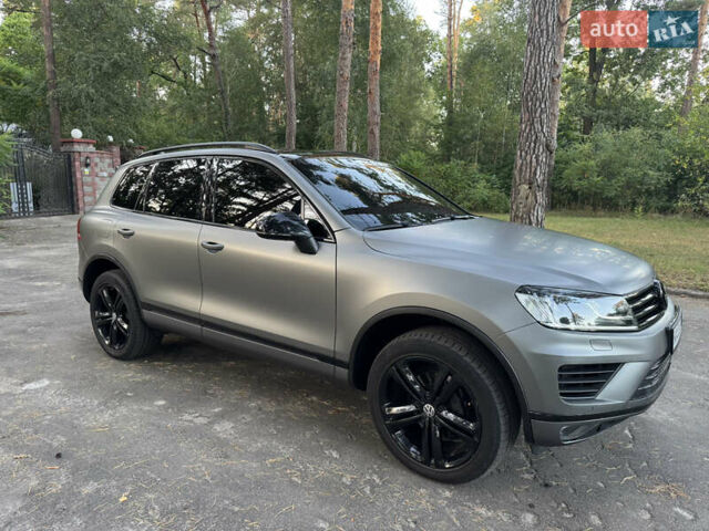 Серый Фольксваген Туарег, объемом двигателя 3 л и пробегом 123 тыс. км за 33333 $, фото 2 на Automoto.ua