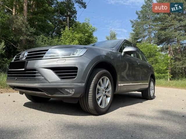Серый Фольксваген Туарег, объемом двигателя 3 л и пробегом 223 тыс. км за 30000 $, фото 2 на Automoto.ua