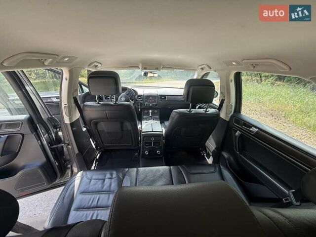 Серый Фольксваген Туарег, объемом двигателя 3 л и пробегом 223 тыс. км за 30000 $, фото 20 на Automoto.ua