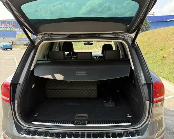 Серый Фольксваген Туарег, объемом двигателя 3 л и пробегом 242 тыс. км за 33000 $, фото 1 на Automoto.ua