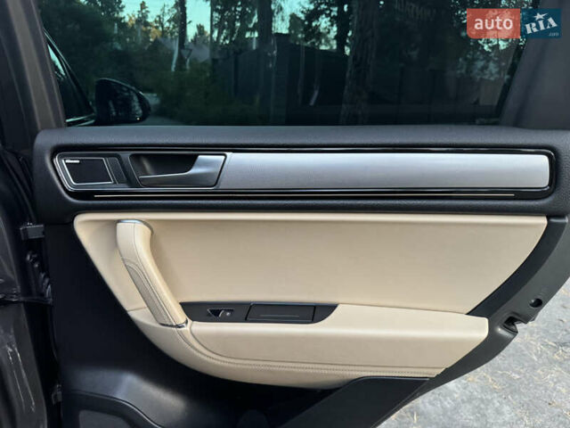 Серый Фольксваген Туарег, объемом двигателя 3 л и пробегом 123 тыс. км за 33333 $, фото 30 на Automoto.ua