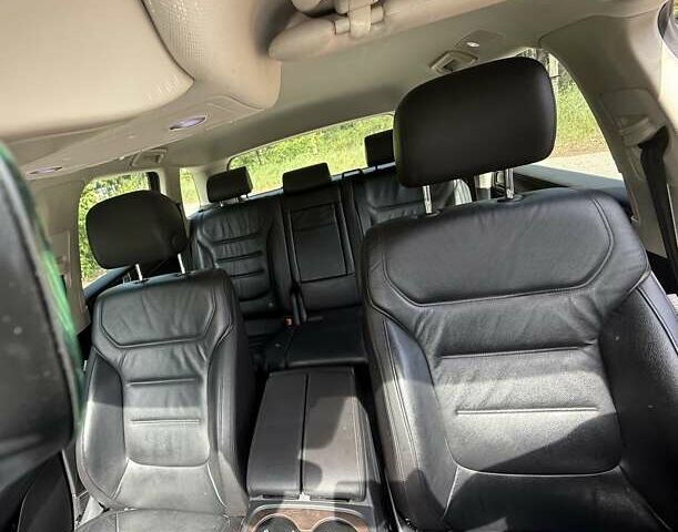 Серый Фольксваген Туарег, объемом двигателя 3 л и пробегом 223 тыс. км за 30000 $, фото 11 на Automoto.ua