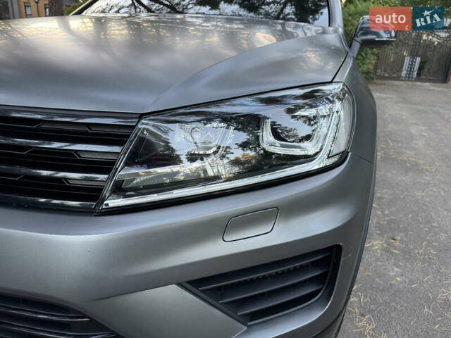 Серый Фольксваген Туарег, объемом двигателя 3 л и пробегом 123 тыс. км за 33333 $, фото 46 на Automoto.ua