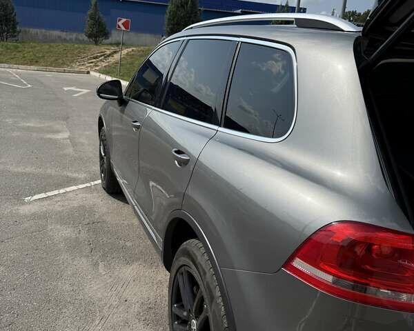 Серый Фольксваген Туарег, объемом двигателя 3 л и пробегом 242 тыс. км за 33000 $, фото 2 на Automoto.ua