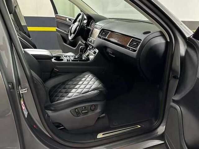 Серый Фольксваген Туарег, объемом двигателя 3 л и пробегом 130 тыс. км за 24000 $, фото 15 на Automoto.ua