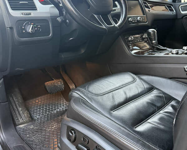 Серый Фольксваген Туарег, объемом двигателя 2.97 л и пробегом 139 тыс. км за 33900 $, фото 38 на Automoto.ua