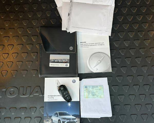 Серый Фольксваген Туарег, объемом двигателя 2.97 л и пробегом 139 тыс. км за 33900 $, фото 52 на Automoto.ua