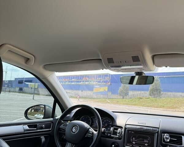 Серый Фольксваген Туарег, объемом двигателя 3 л и пробегом 242 тыс. км за 33000 $, фото 11 на Automoto.ua