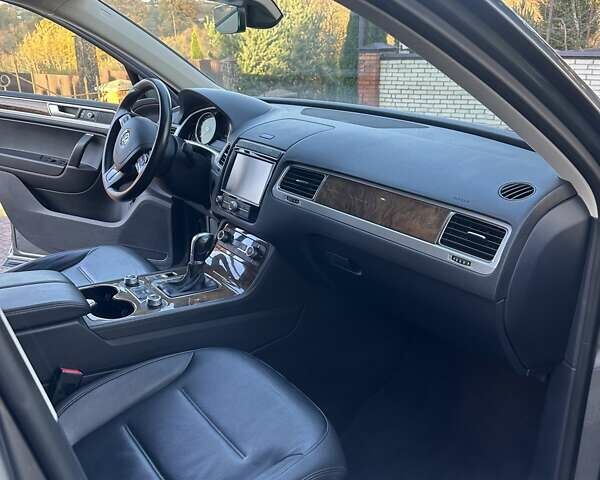 Сірий Фольксваген Туарег, об'ємом двигуна 3 л та пробігом 198 тис. км за 30500 $, фото 12 на Automoto.ua