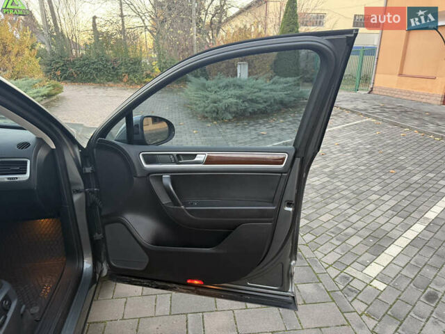 Серый Фольксваген Туарег, объемом двигателя 2.97 л и пробегом 139 тыс. км за 33900 $, фото 32 на Automoto.ua