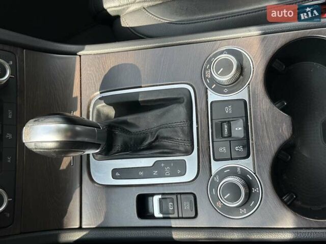 Серый Фольксваген Туарег, объемом двигателя 3 л и пробегом 223 тыс. км за 30000 $, фото 18 на Automoto.ua