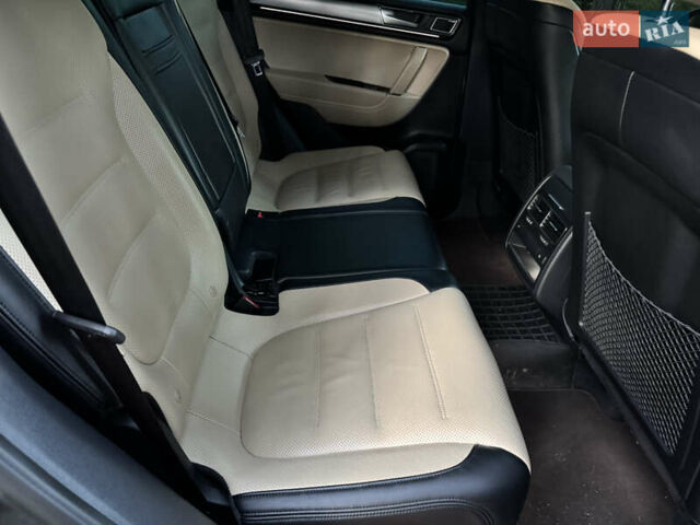 Серый Фольксваген Туарег, объемом двигателя 3 л и пробегом 123 тыс. км за 33333 $, фото 31 на Automoto.ua