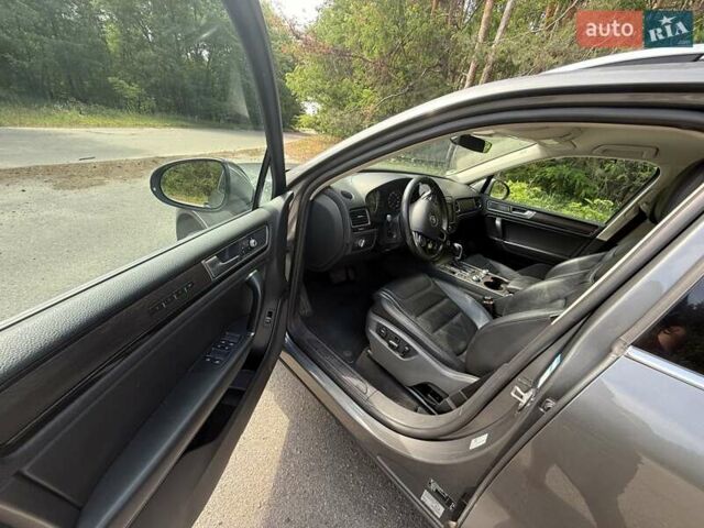 Серый Фольксваген Туарег, объемом двигателя 3 л и пробегом 223 тыс. км за 30000 $, фото 7 на Automoto.ua