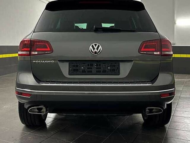 Серый Фольксваген Туарег, объемом двигателя 3 л и пробегом 130 тыс. км за 24000 $, фото 6 на Automoto.ua